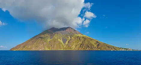 10 May 26 - Sailing in front of Stromboli